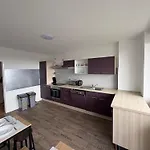 Monteurs Ueber Den Daechern Der Stadt Apartmán