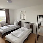 Monteurs Ueber Den Daechern Der Stadt Apartmán