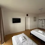 Monteurs Ueber Den Daechern Der Stadt