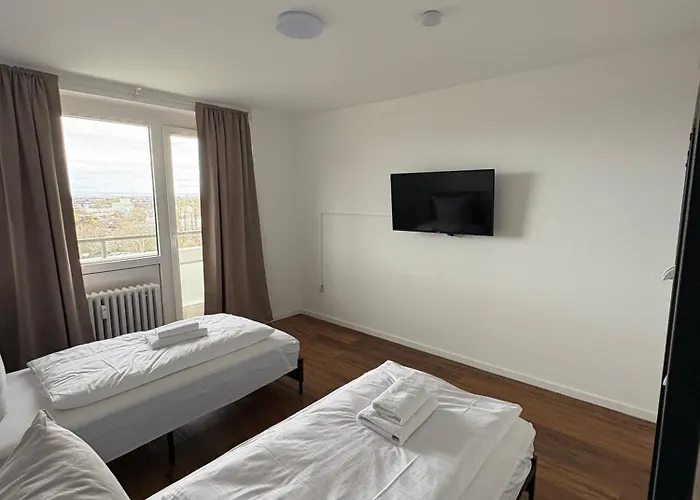 Monteurs über Den Dächern Der Stadt * Ludwigshafen am Rhein